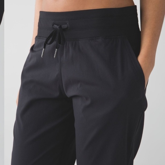 Lululemon athletica Women’s Black Studio Crop II, size 2 - Picture 3 of 13